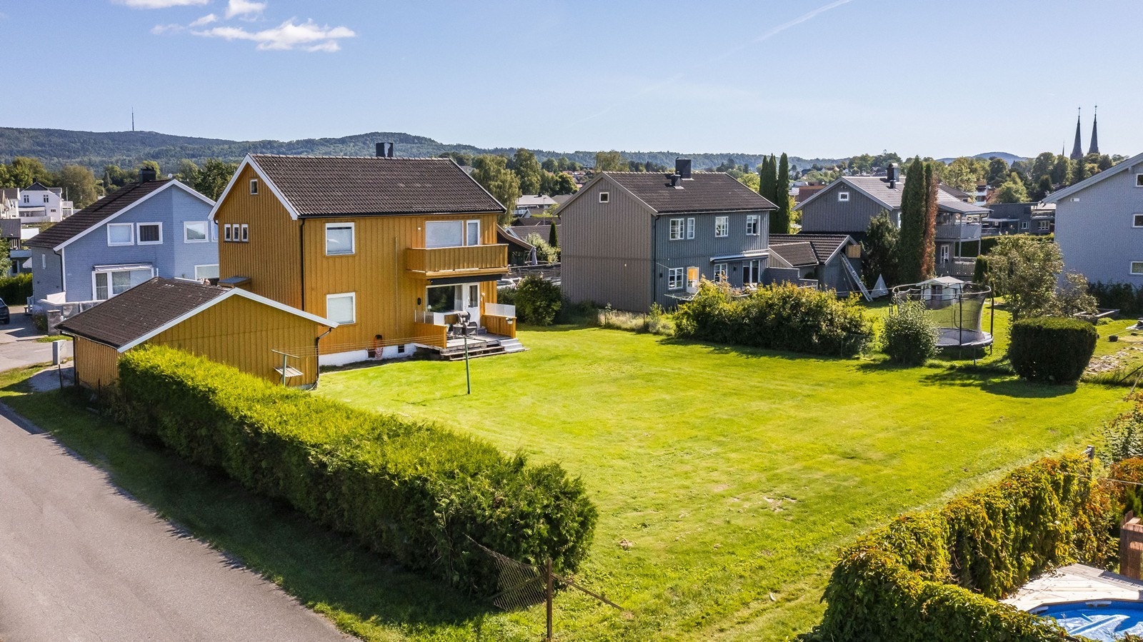 Tomten ligger i rolig gate uten gjennomgangstrafikk Galleribilde