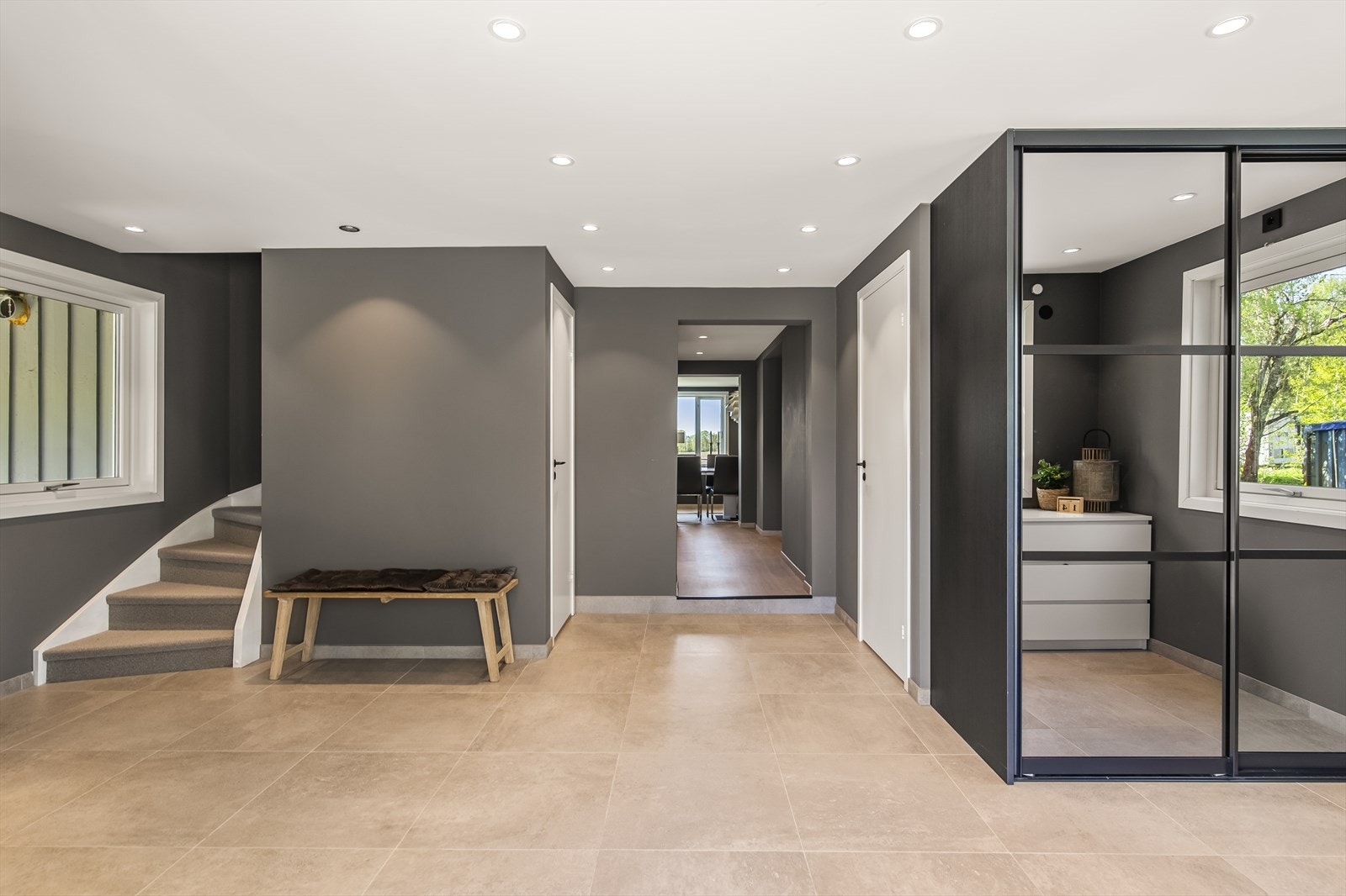 Gangen er romslig og innbydende som ønsker deg velkommen til en flott enebolig! Galleribilde