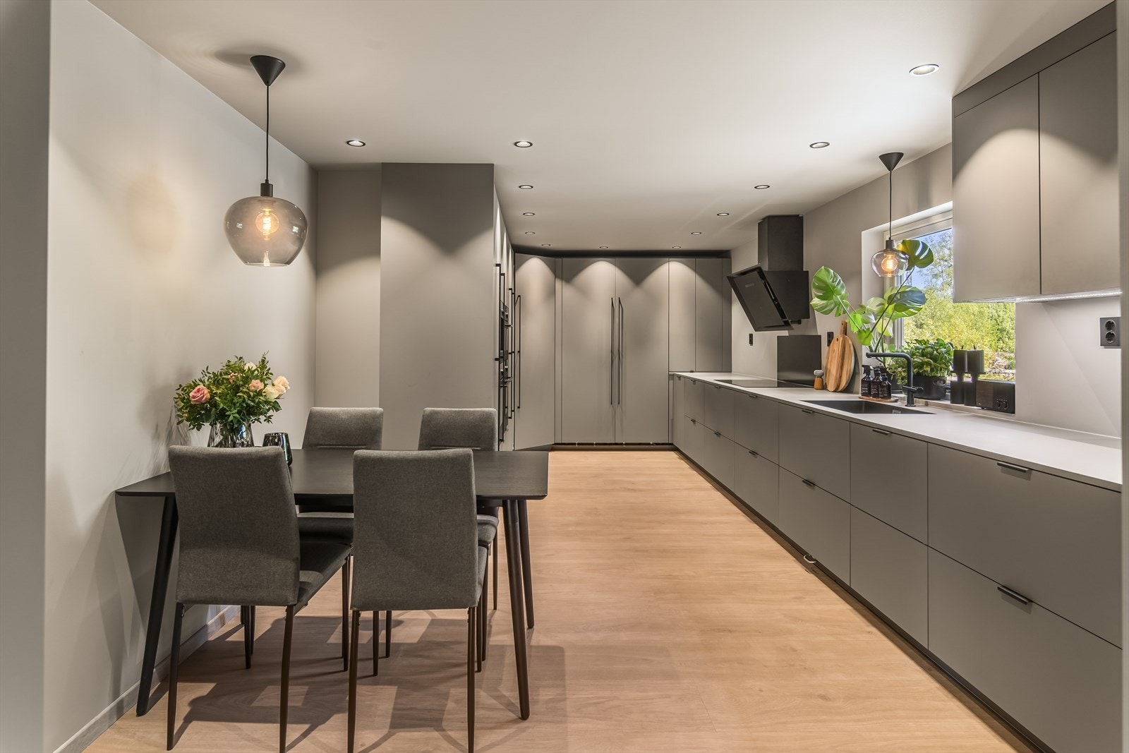 Kjøkkenet i boligen er noe helt for seg selv, dette særdeles store og innholdsrike kjøkkenet er noe selv de mest kresne drømmer om! Galleribilde