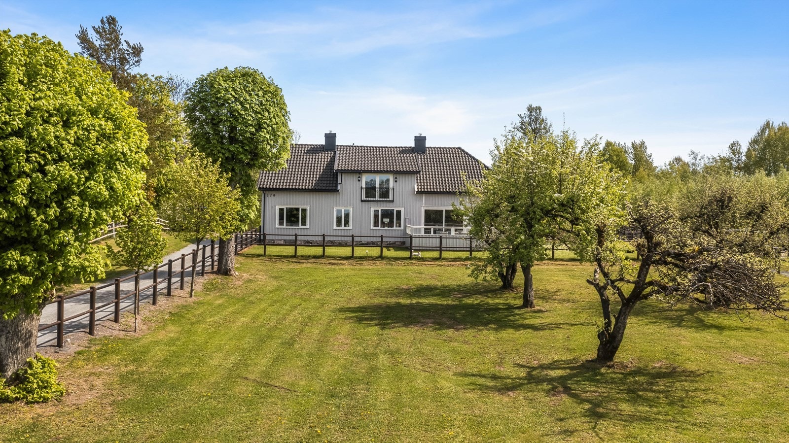 Eiendommen har en særdeles stor og flott tomt på ca. 8 mål. Idyllisk og meget hyggelig med flere bruksmuligheter. Galleribilde