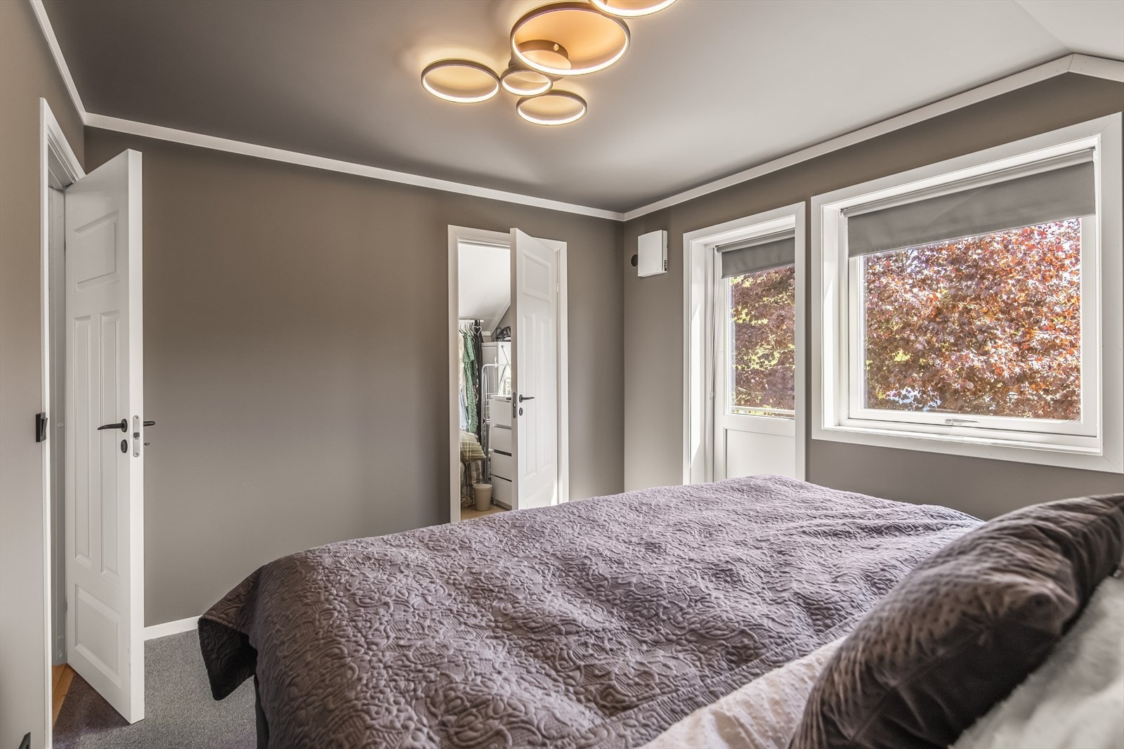 Det er walk i closet på innsiden av rommet som også har mulighet for å være et soverom. Galleribilde