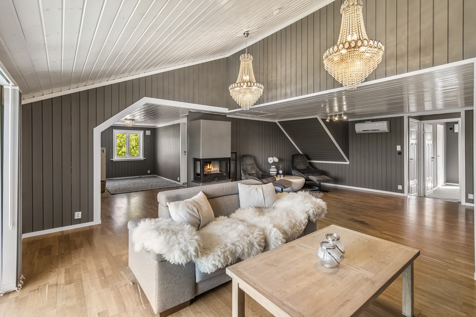 Som hjerte i rommet står en peisovn og det er også her montert varmepumpe. Galleribilde