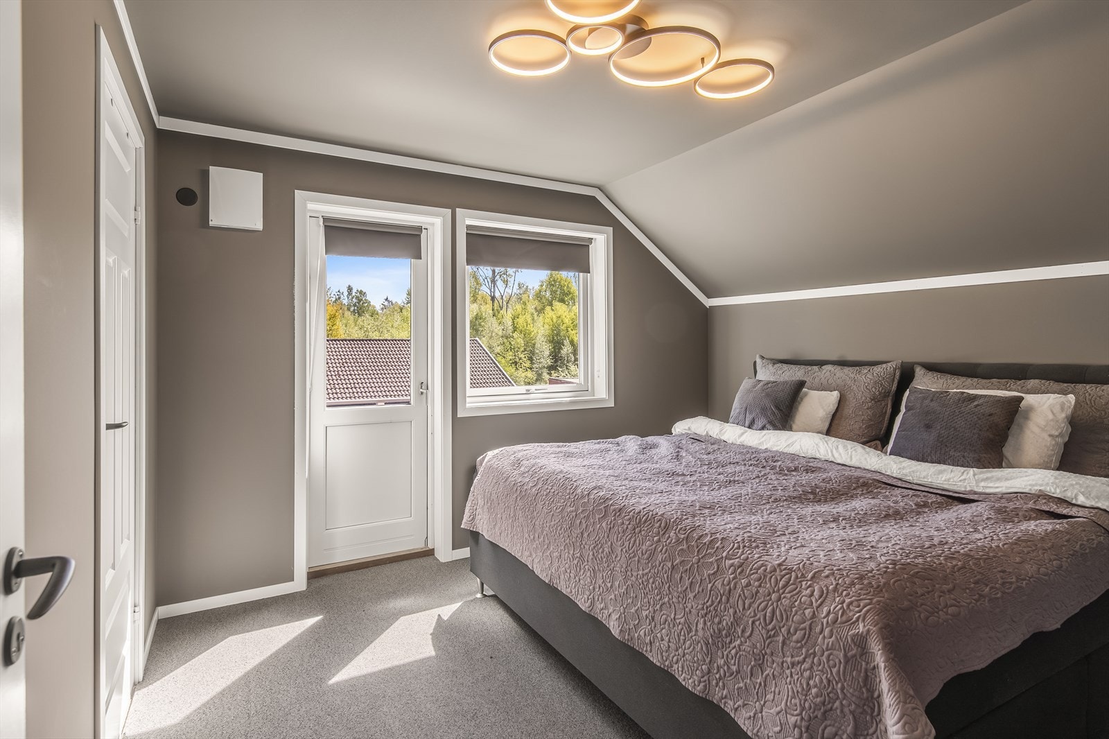 Hovedsoverommet er romslig med tidsriktige fargevalg og utgang til balkong. Galleribilde