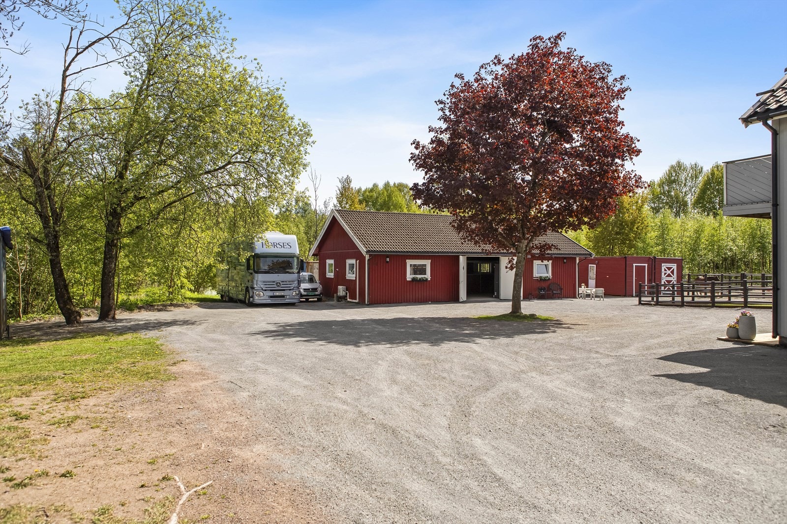 Eiendommen har en innholdsrik og velutstyrt stall! Galleribilde