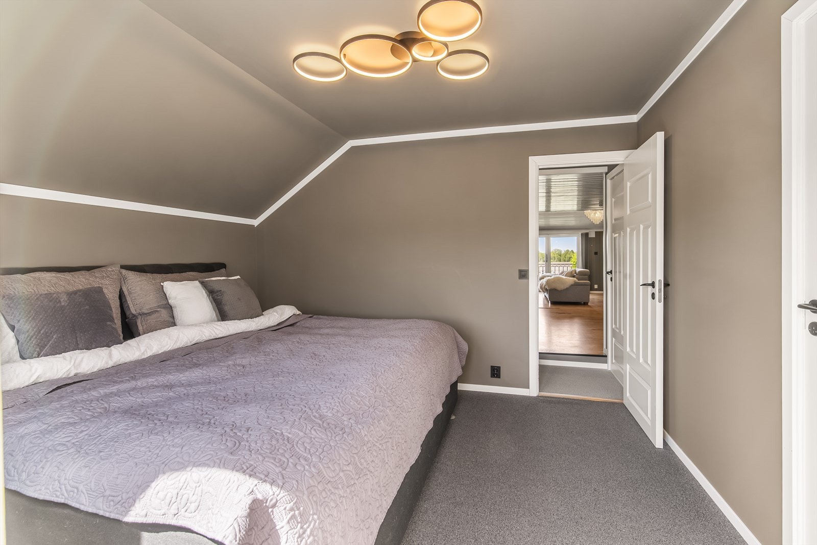 Et lunt og hyggelig hovedsoverom hvor man kan trekke seg tilbake å nyte roen på travle hverdager! Galleribilde