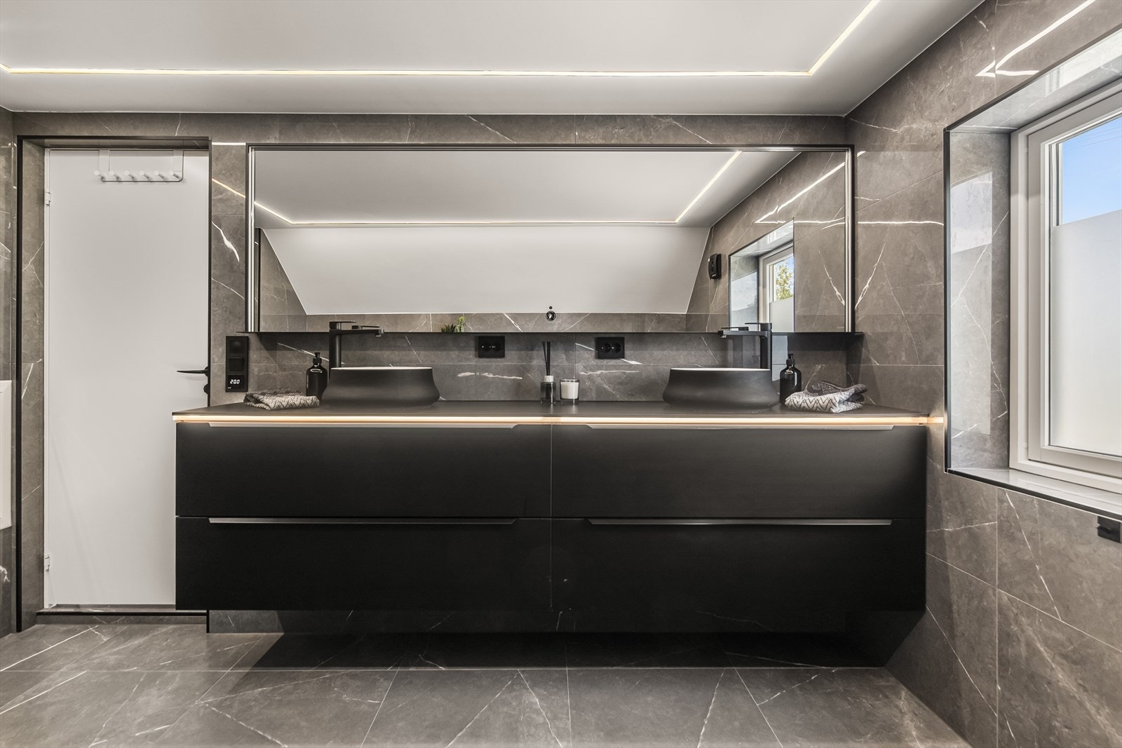 Badet har gulvvarme, dusjnisje med regndusj, toppmonterte dobbelservanter med moderne blandebatteri av god kvalitet, kvalitetsinnredning med int. belysning, innfelt leddbelysning i tak, vegghengt toalett, m.m. Galleribilde