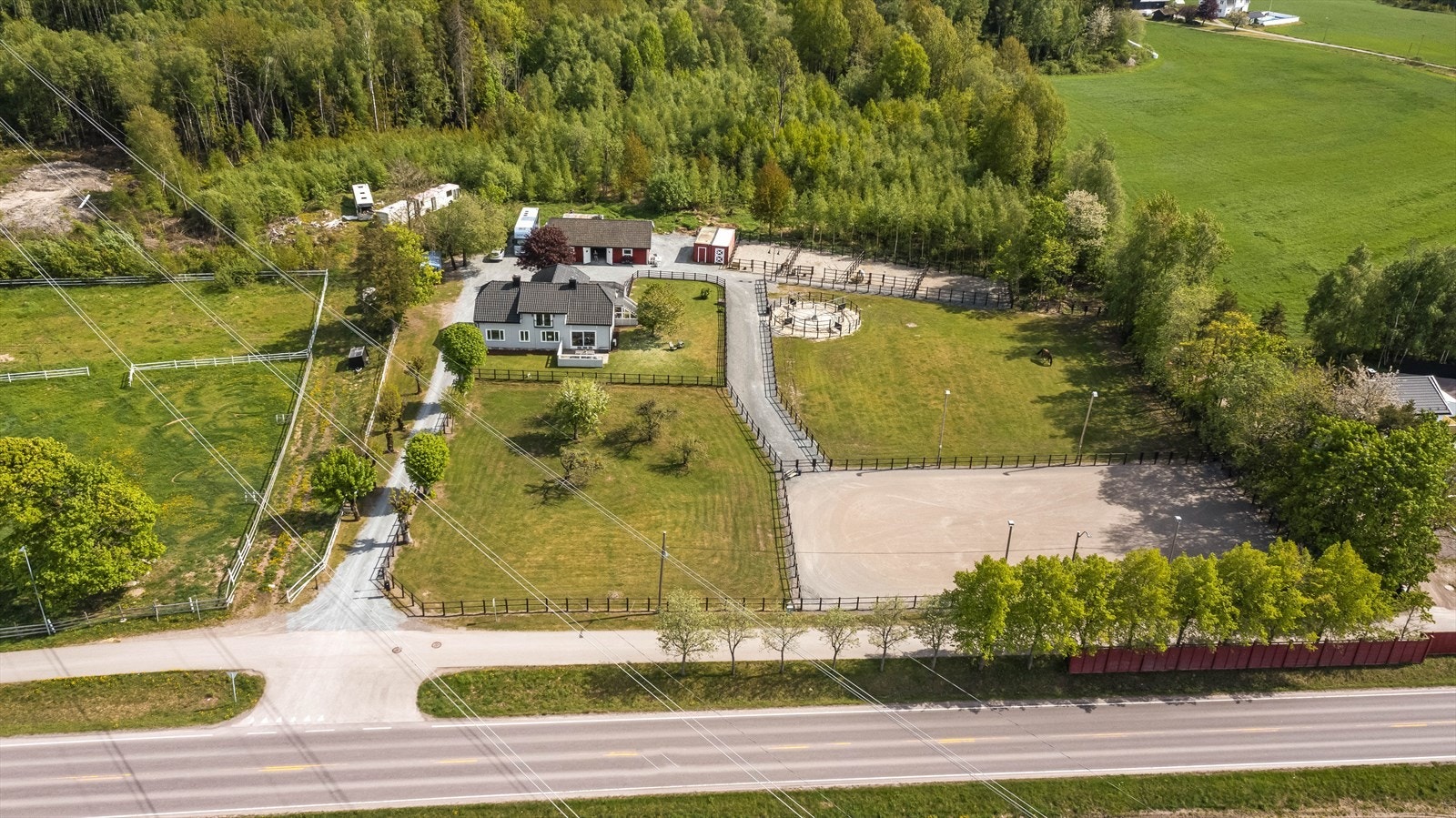 Tomten er opparbeidet med en nydelig allé inn til eiendommen, stor gårdsplass med egen rundkjøring, 2 innhegninger, 5 paddocker, plenarealer, m.m. Galleribilde