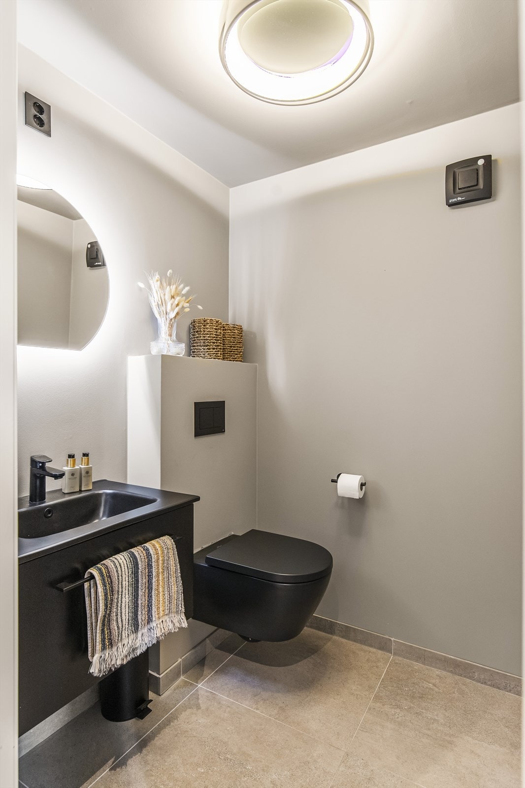 Praktisk og pent toalettrom med adkomst fra gangen. Galleribilde