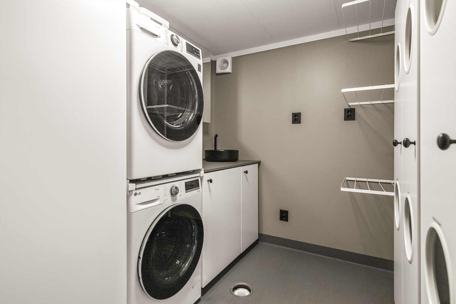 Vaskerom (pusset opp i 2023) med skap- og benkeplass, oppheng for klestørking, sorteringsskap til skittentøy, samt opplegg for vaskemaskin og tørketrommel. Galleribilde