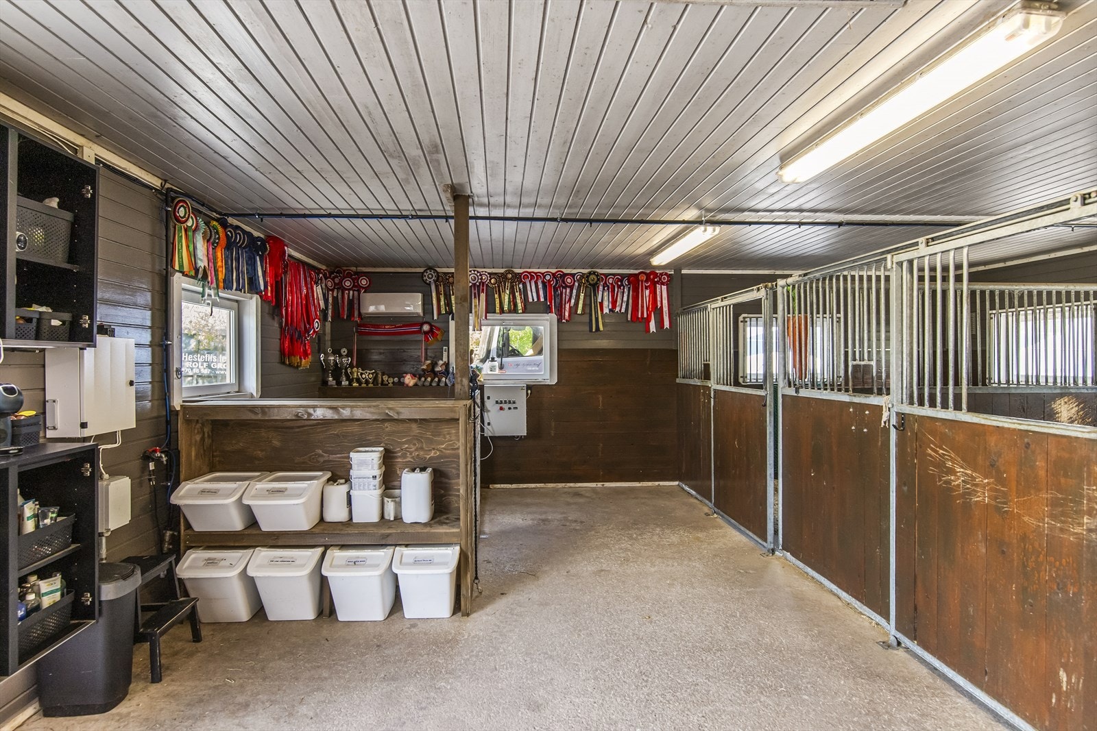 Stallen er isolert og har varmepumpe, varmtvann, ventilasjonsanlegg, eget sikringsskap, solarium for hest, m.m. Galleribilde