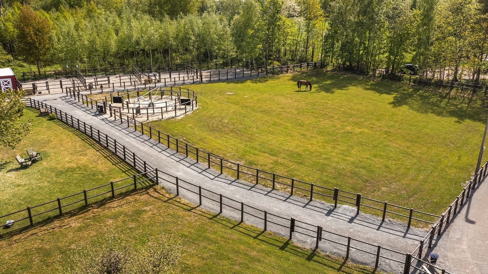 Stor ridebane på 24x49 meter. Galleribilde