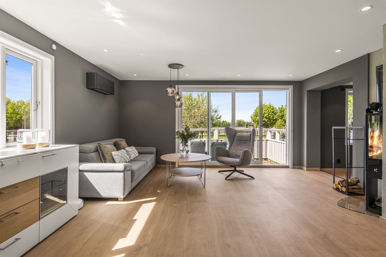 Selve allrommet i boligen består av en stue som er meget romslig og luftig med flere avdelinger. Galleribilde