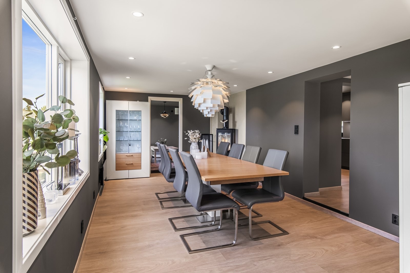 Romslig og luftig spisestue med plass til hele familien. Galleribilde