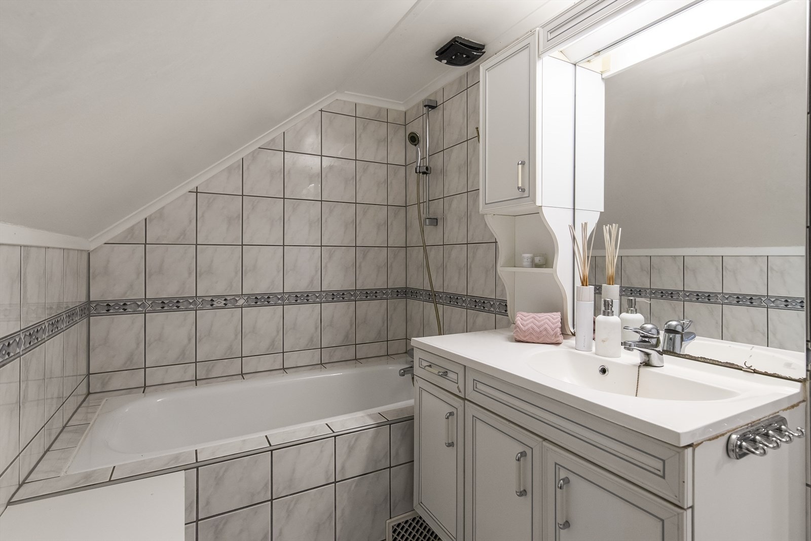 Disse har også tilknyttet et eget bad som inneholder gulvvarme, servant i baderomsinnredning, wc og innebygget badekar. Galleribilde