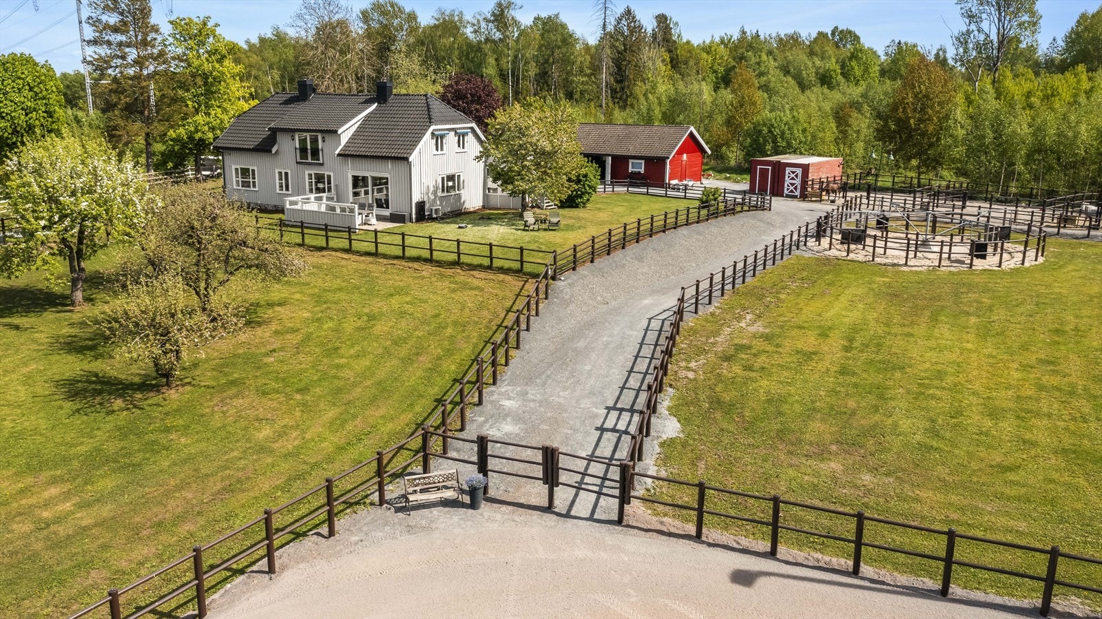 En innholdsrik og idyllisk eiendom på hele 8 mål med stor enebolig og stall. Galleribilde