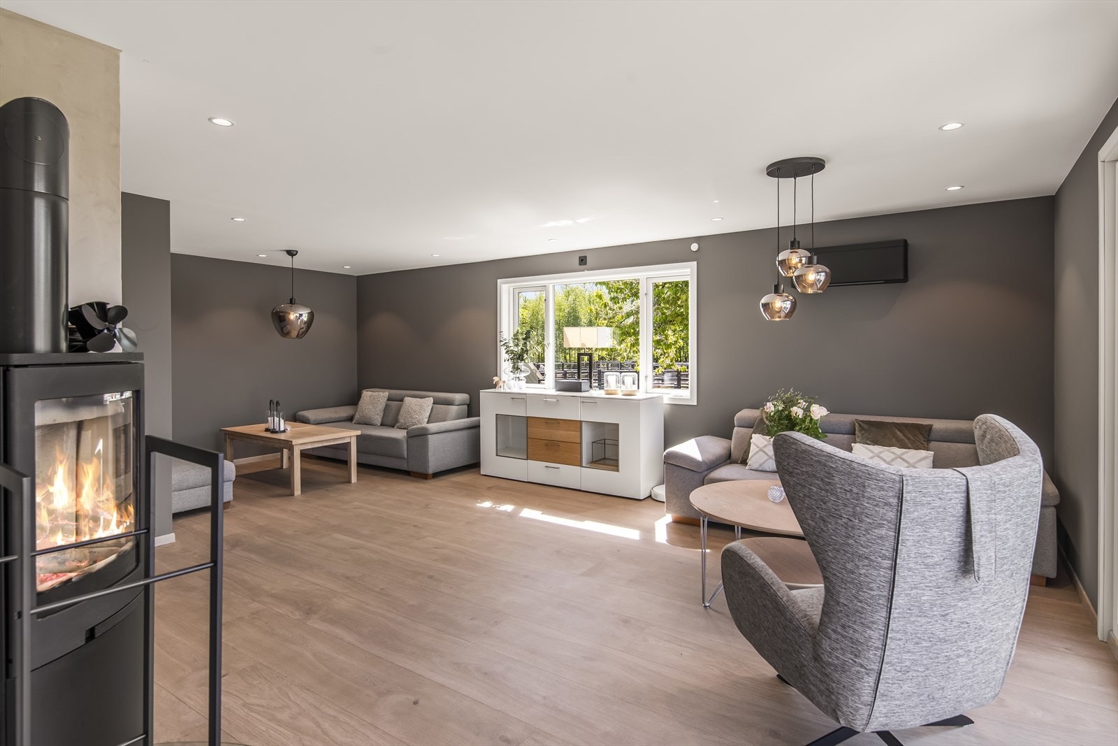 Stuen er tidsriktig innredet med praktiske soner som man vil sette stor pris på. Galleribilde