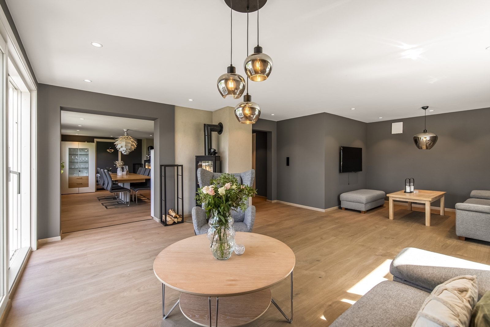 Smakfull og innbydende standard med gode materialvalg og stilige farger. Galleribilde