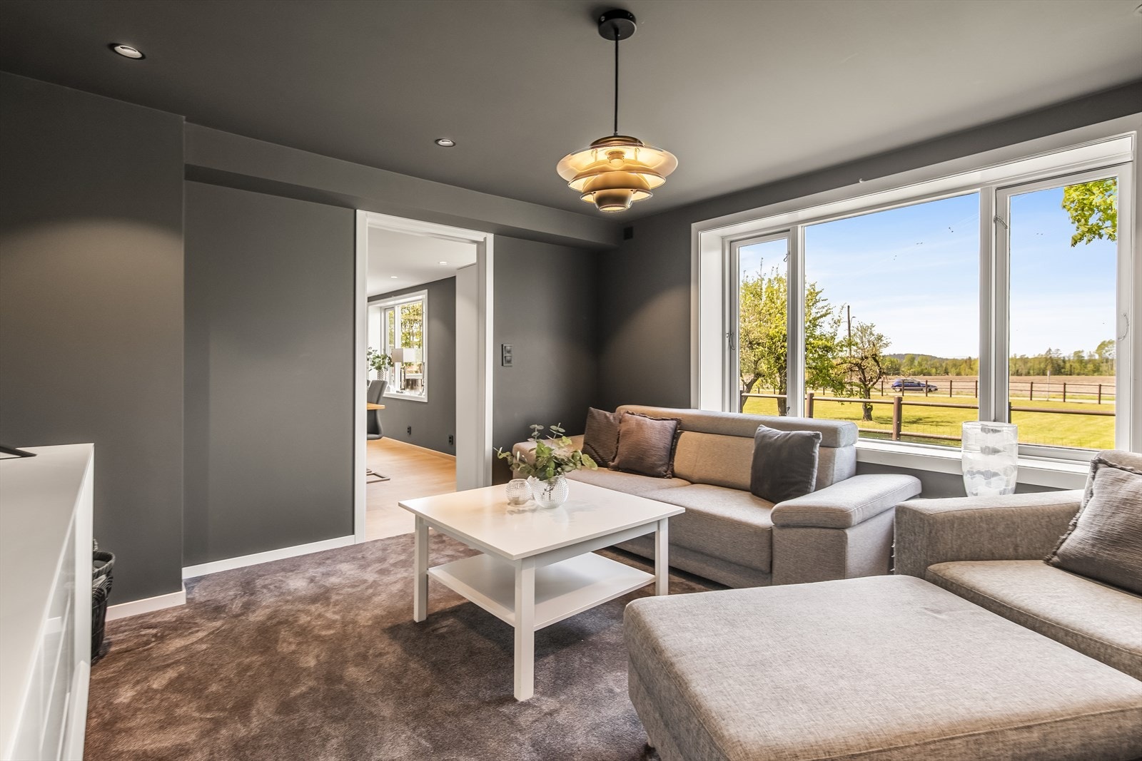 Innbydende TV-stue for hele familien. Pent utsyn, deilig teppelagt gulv og stilige farger. Galleribilde