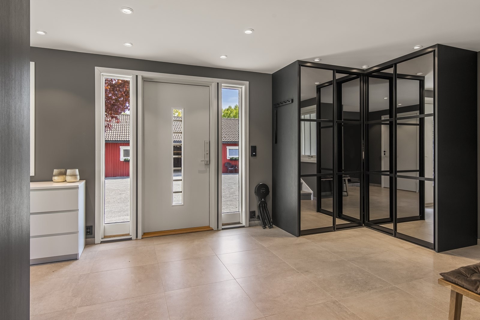 Lys og meget moderne gang/ hall med flislagte gulver med varme, rikelig med garderobeskap. Galleribilde