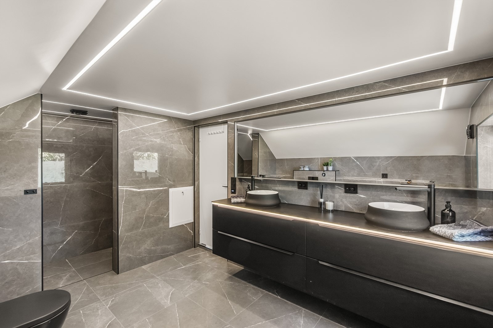 Hovedbadet er noe helt for seg selv! Dette er et bad de fleste drømmer om. Galleribilde