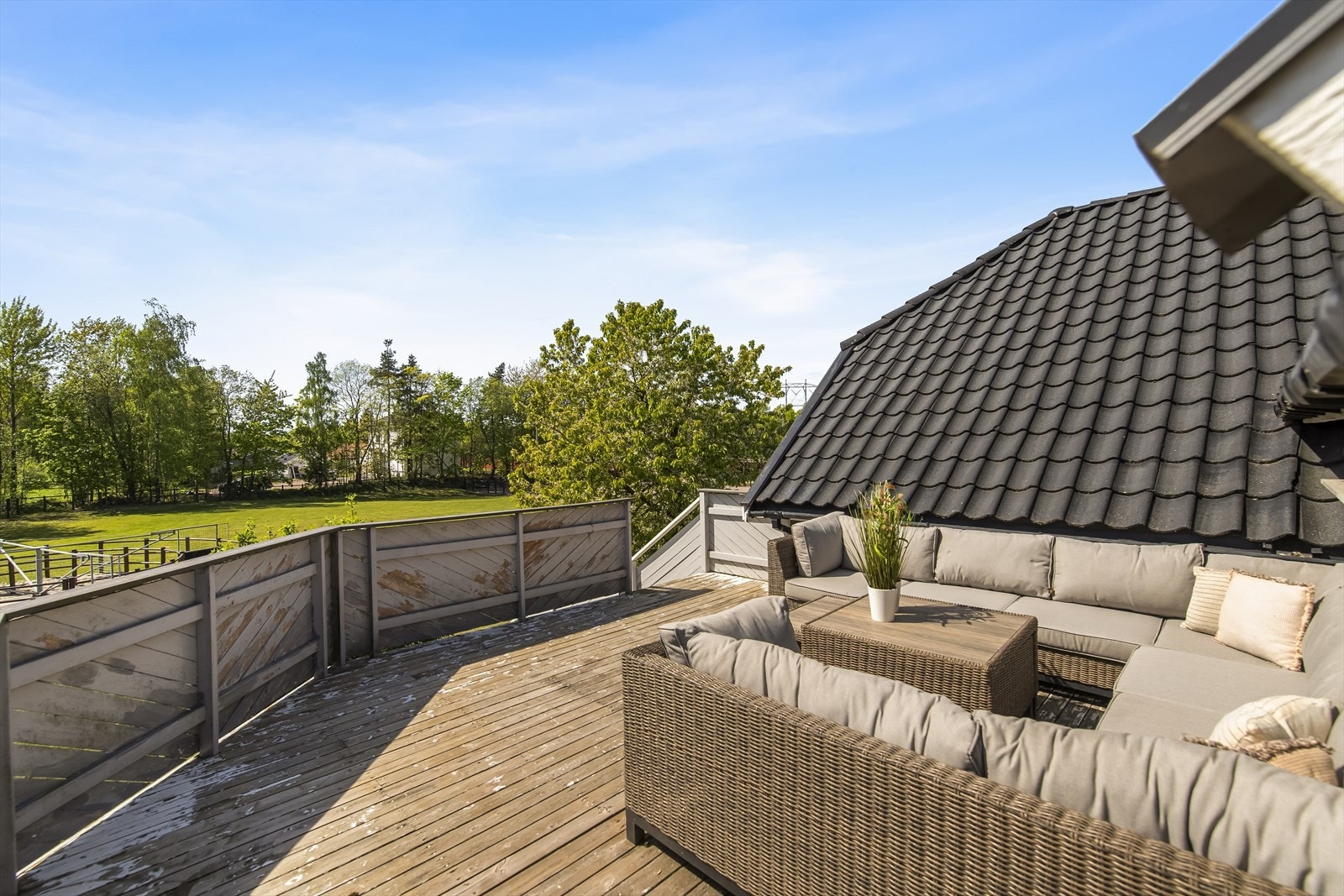 Solrik og usjenert terrasse med pent utsyn! Galleribilde