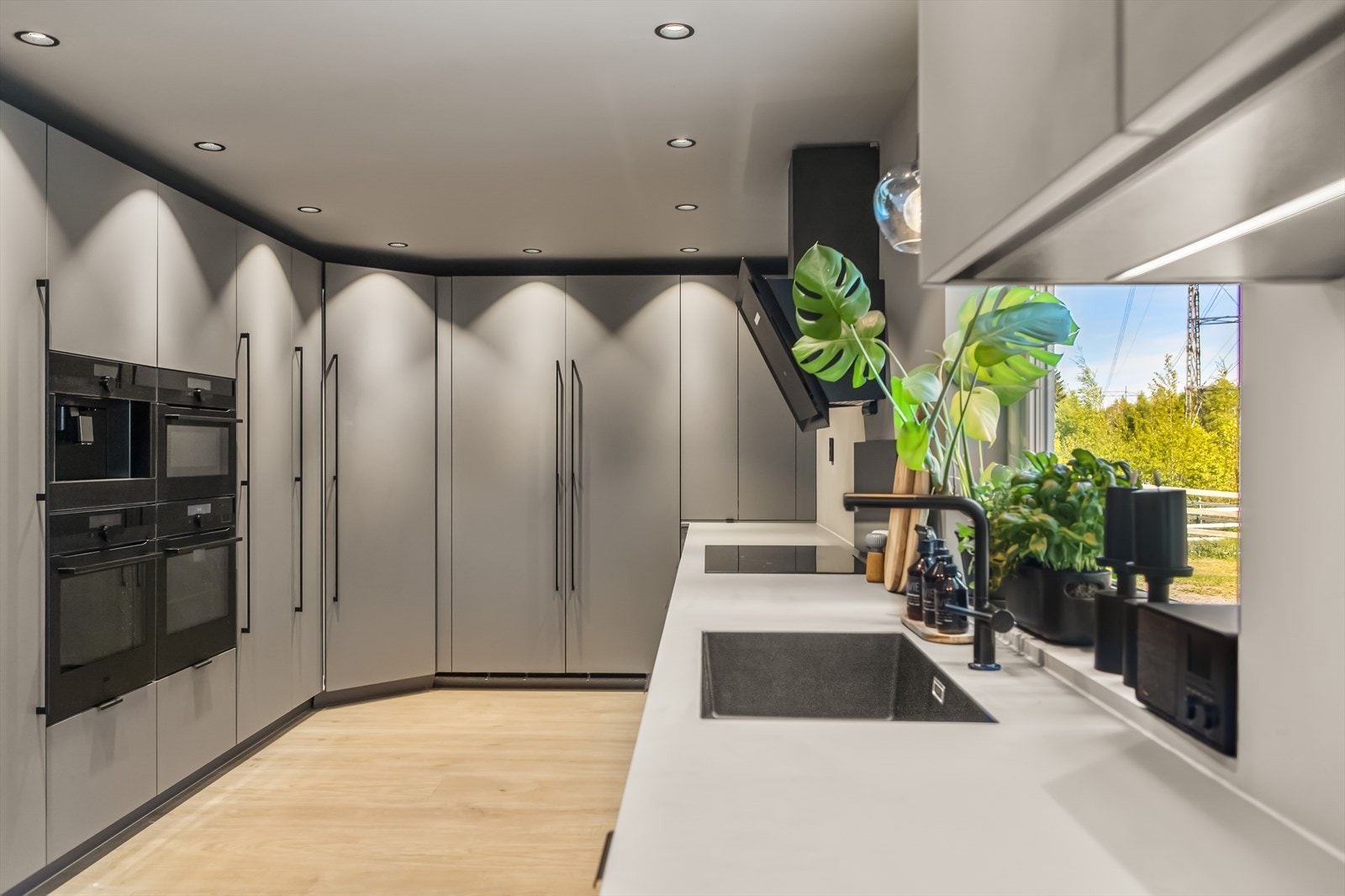 Integrerte hvitevarer som integrert koketopp, stekeovn, stekeovn/damp, stekeovn/mikro, kaffemaskin, oppvaskmaskin og kjølehjørne. Galleribilde