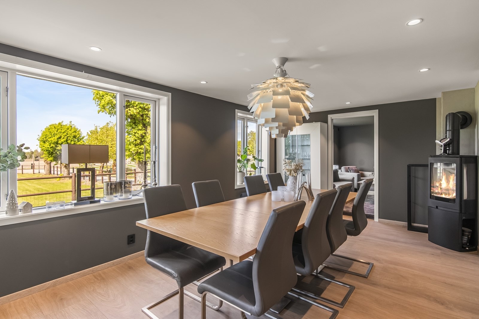 Som kronen på verket har man store vindusflater ut mot den vakre tomten hvor idyllen skinner virkelig frem. Galleribilde