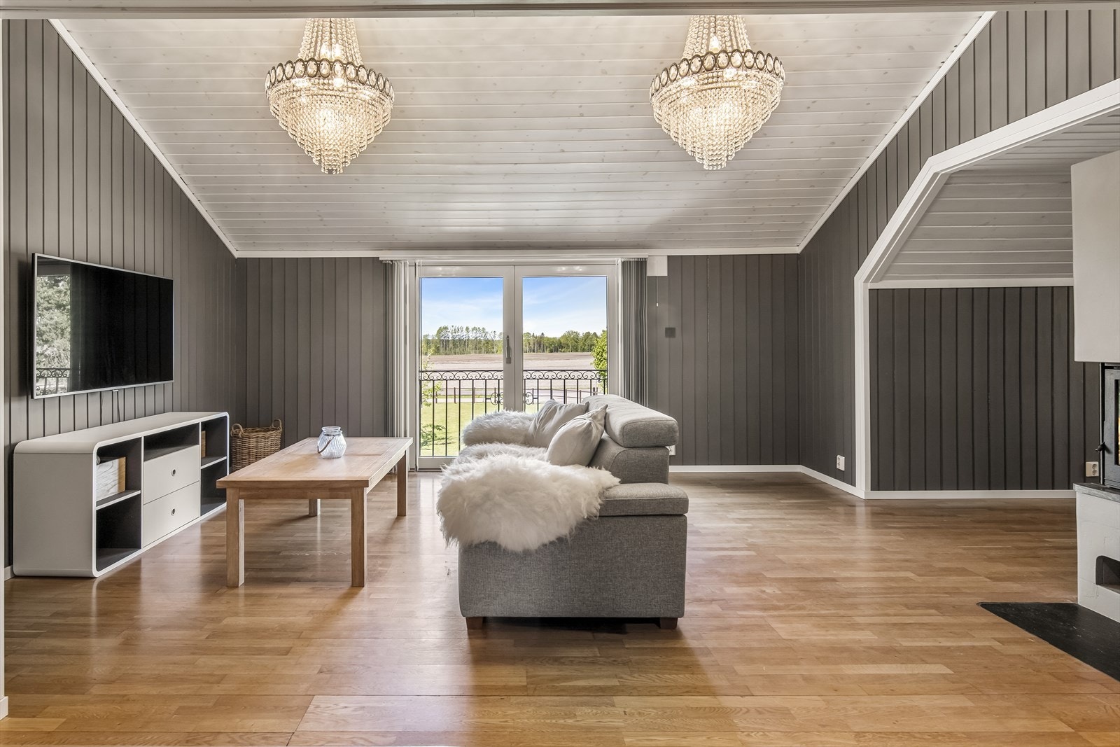 Boligens andre etasje inneholder 3 soverom (mulighet for 4), walk in closet, loftstue, 2 bad og gang. Galleribilde