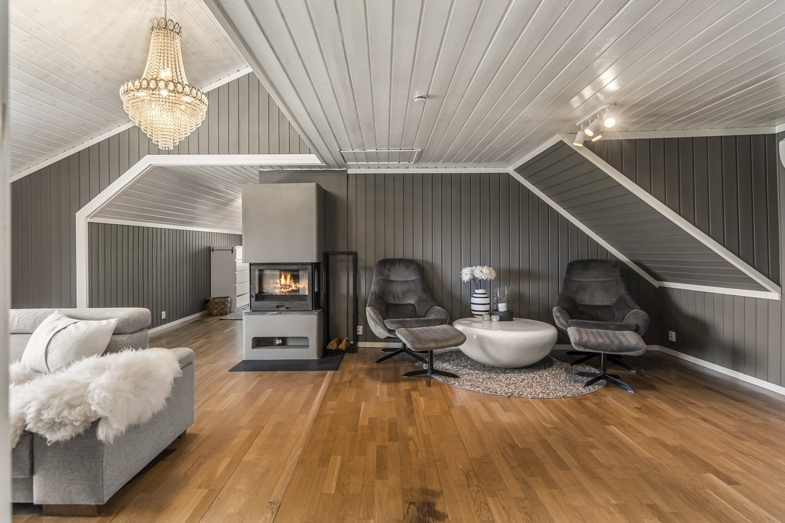 Loftstuen er sjarmerende og luftig med romløsning som oser av egenart. Galleribilde