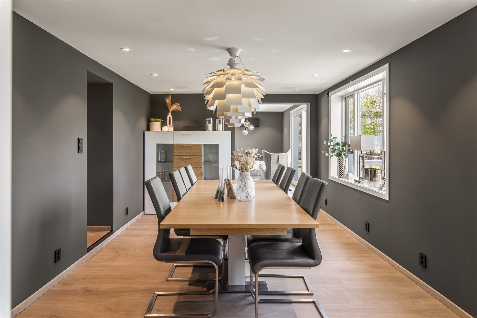 Stuen har 3 avdelinger som er en dagligstue, TV-stue og spisestue. Galleribilde