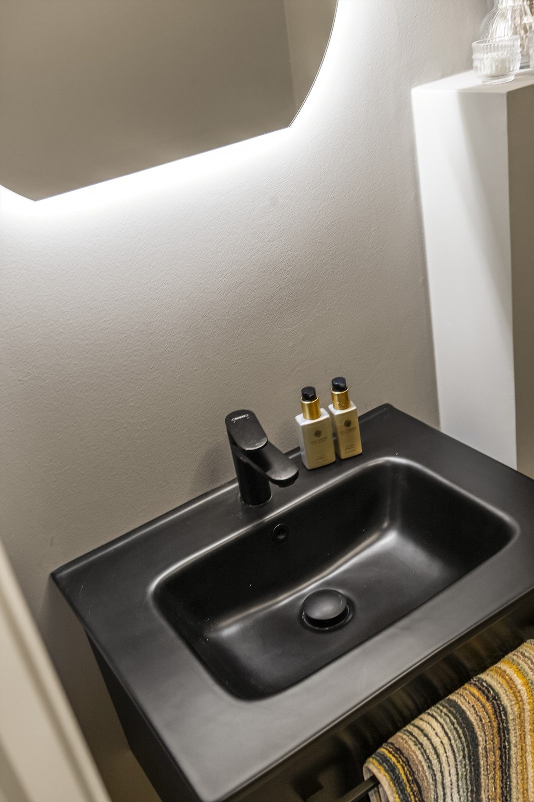 Toalettrommet har stilig innredning med tilhørende servant, vegghengt toalett og smakfull belysning. Galleribilde