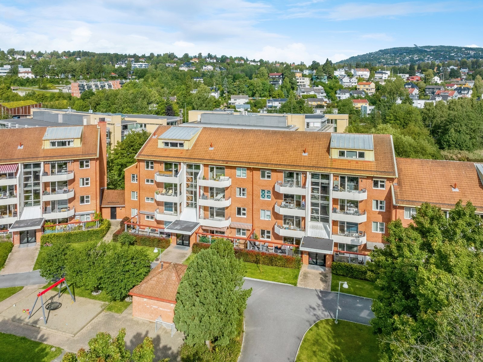 Fasade og uteområdet Galleribilde