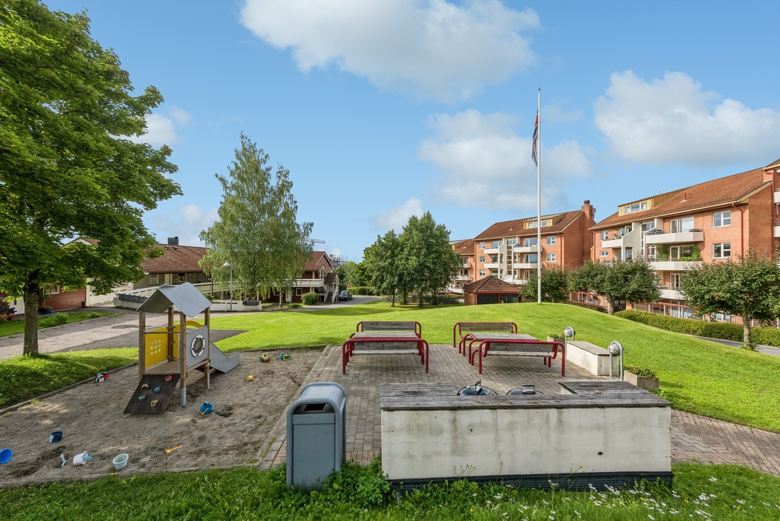 Flotte fellesområder med bl.a. sittegrupper og lekeplass Galleribilde