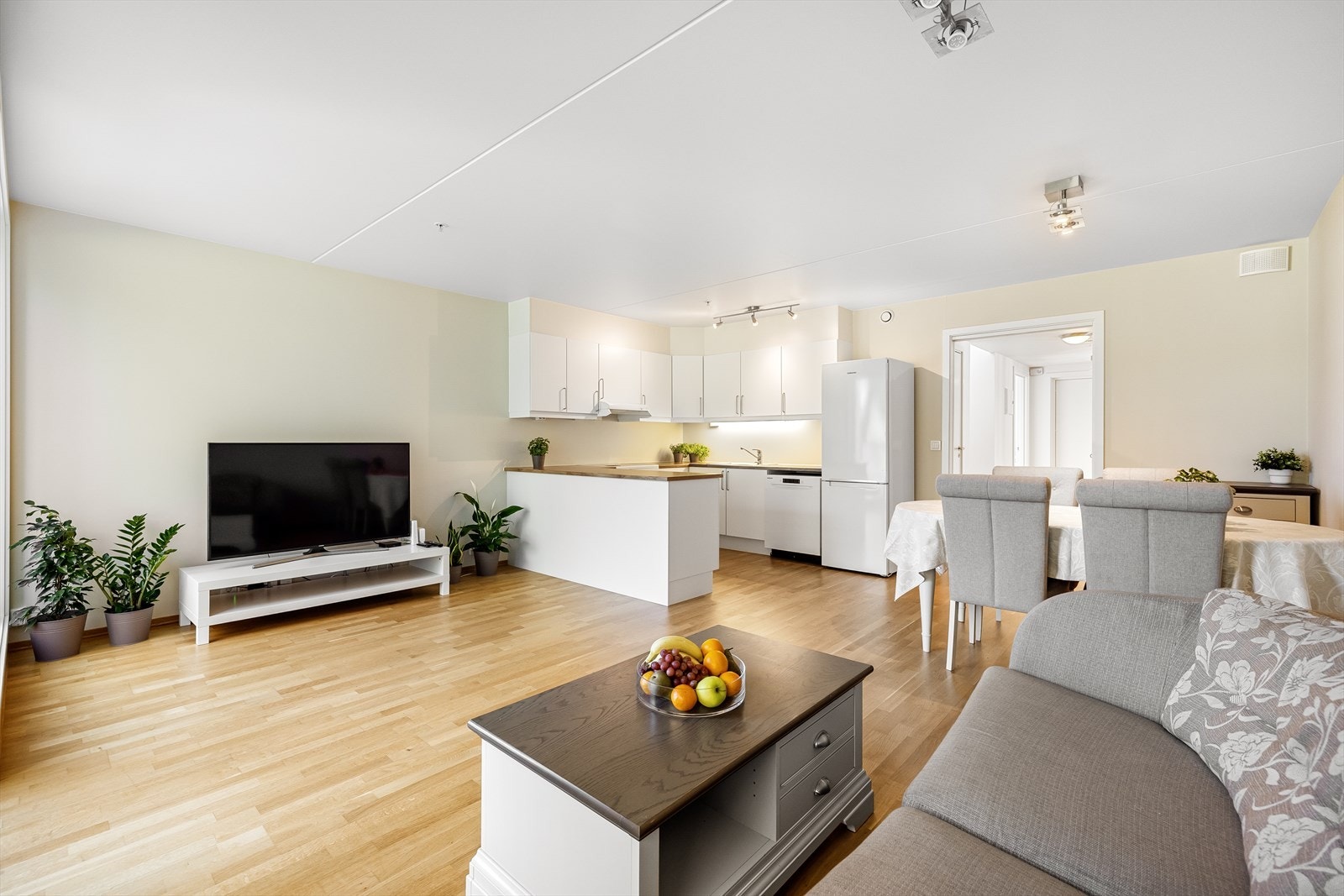 Leiligheten har velholdte overflater fra 2015 med tre-stavs parkett og lyse fargevalg. Galleribilde