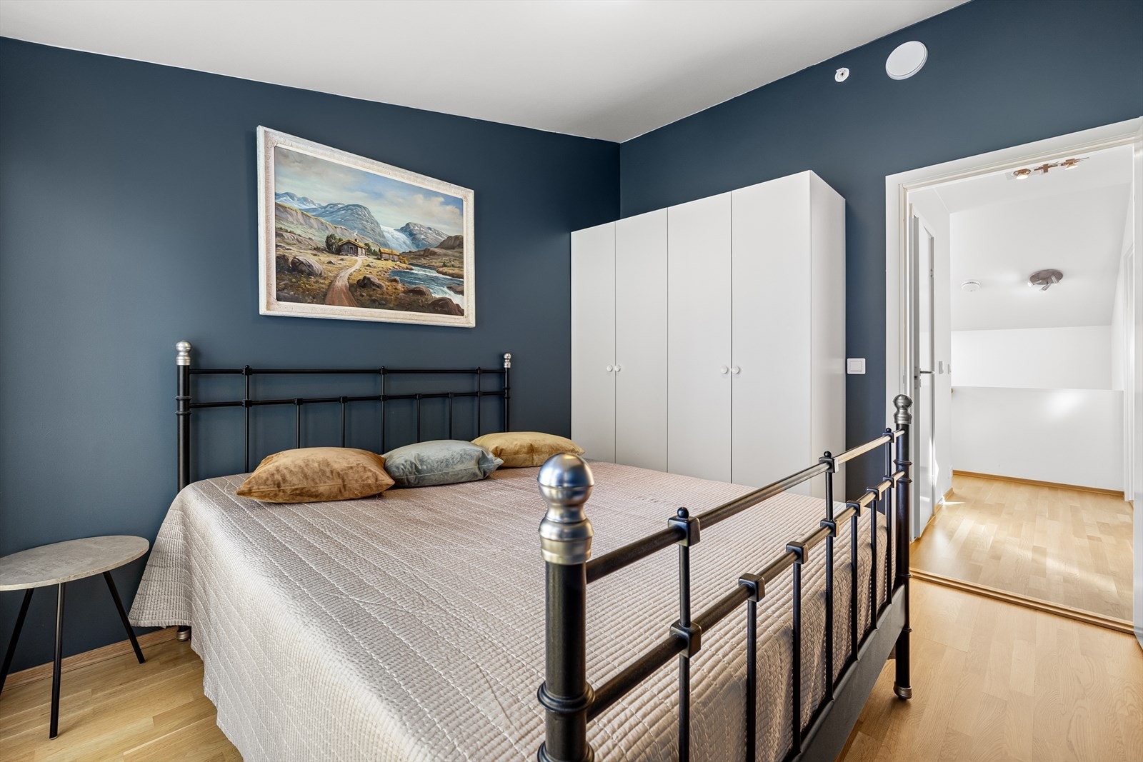 Rommet er malt i en lun og behagelig blåtone. Galleribilde