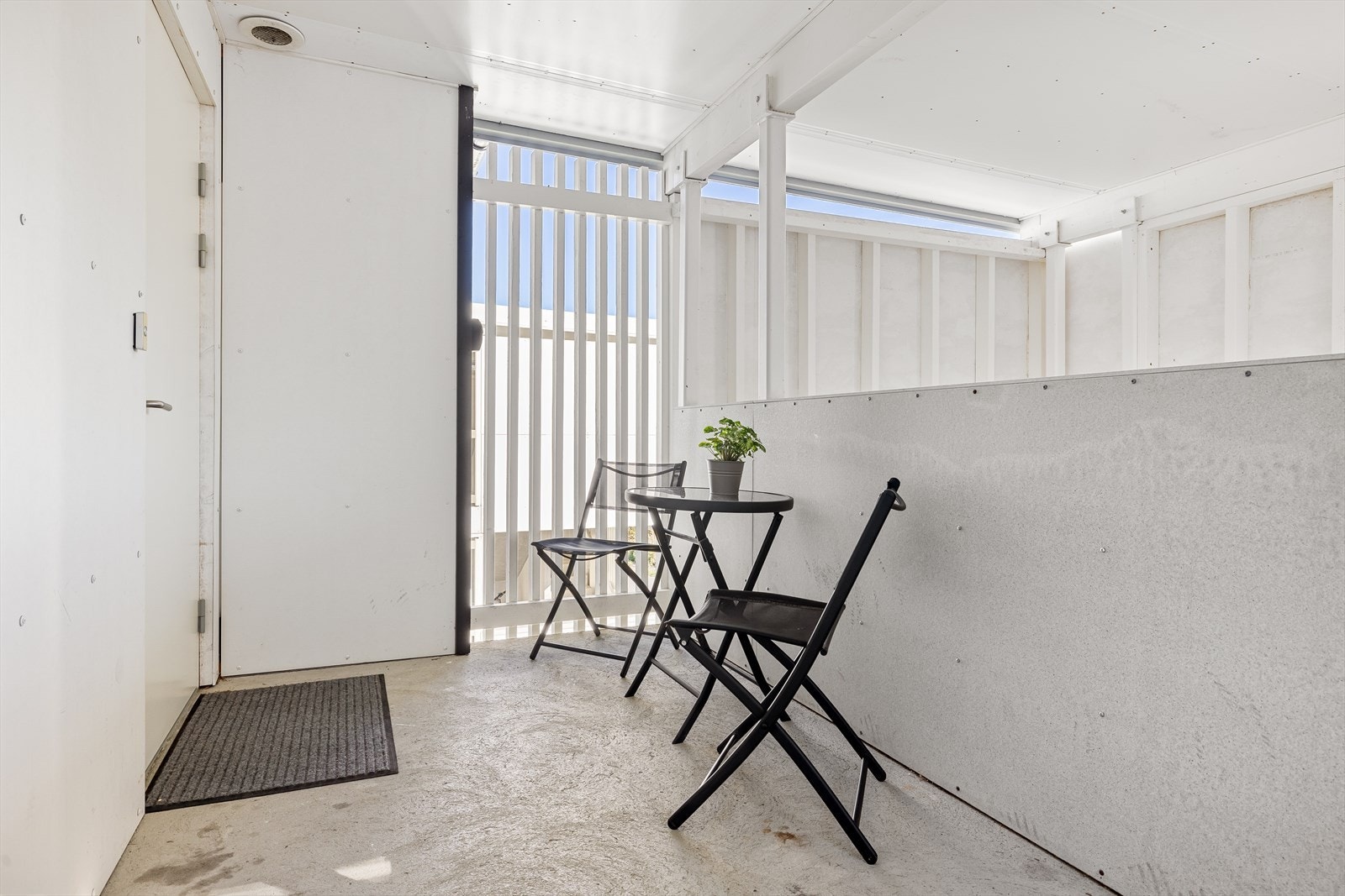 Hyggelig sitteplass ved inngangsdøren. Galleribilde