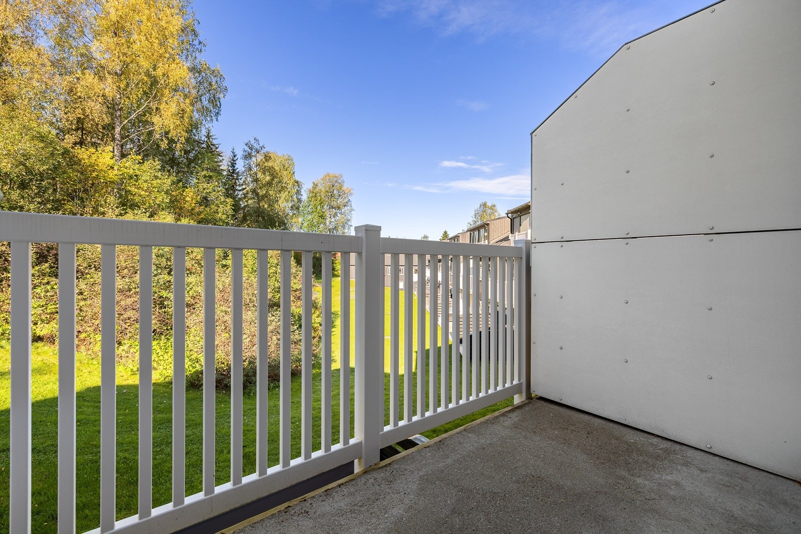 En velholdt og lys 4-roms i et moderne bygg fra 2015. Galleribilde