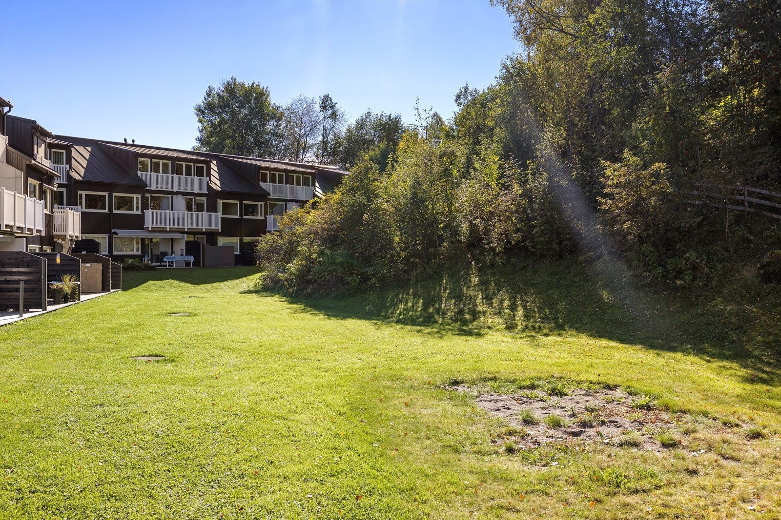 Sameiets fellesareal er pent opparbeidet med plen og beplantning. Galleribilde