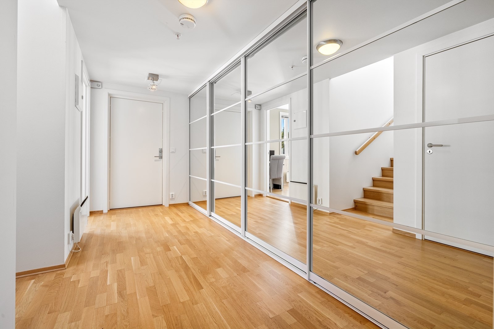 I gangen er det godt med lagringsplass i stor skyvedørsgarderobe. Galleribilde