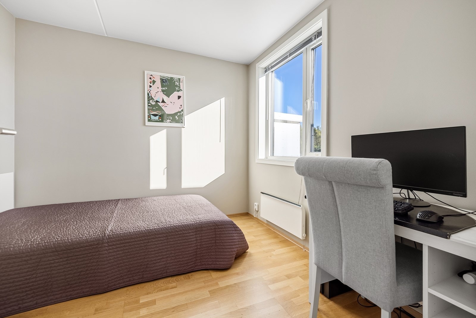 Soverom i 2. etasje med god plass til seng og skrivepult. Galleribilde