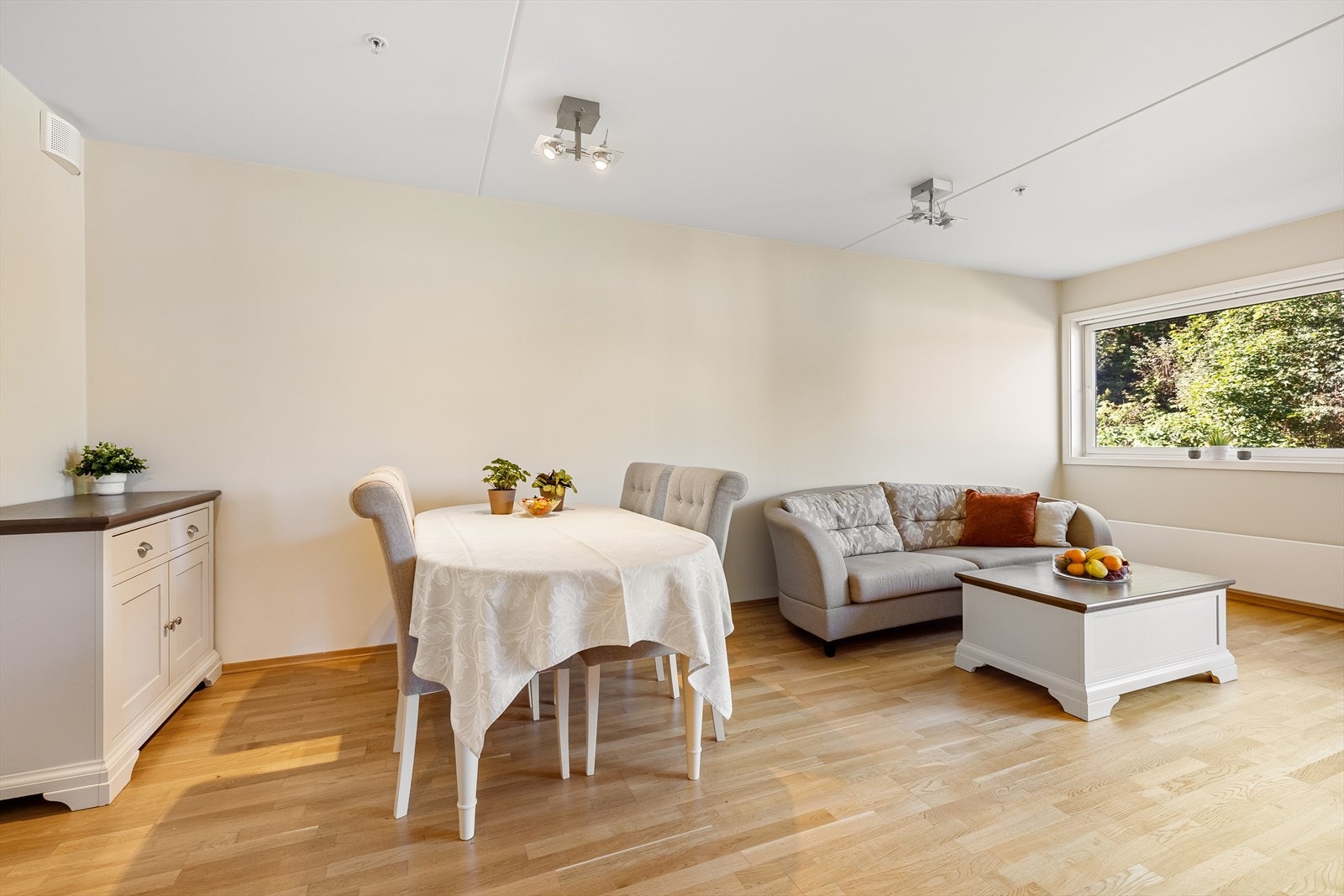 I stuen er det god plass til sofagruppe med tilhørende møblement og spisegruppe. Galleribilde