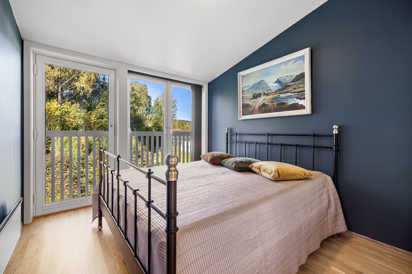 På hovedsoverommet er det god plass til dobbeltseng, nattbord og garderobeskap. Galleribilde