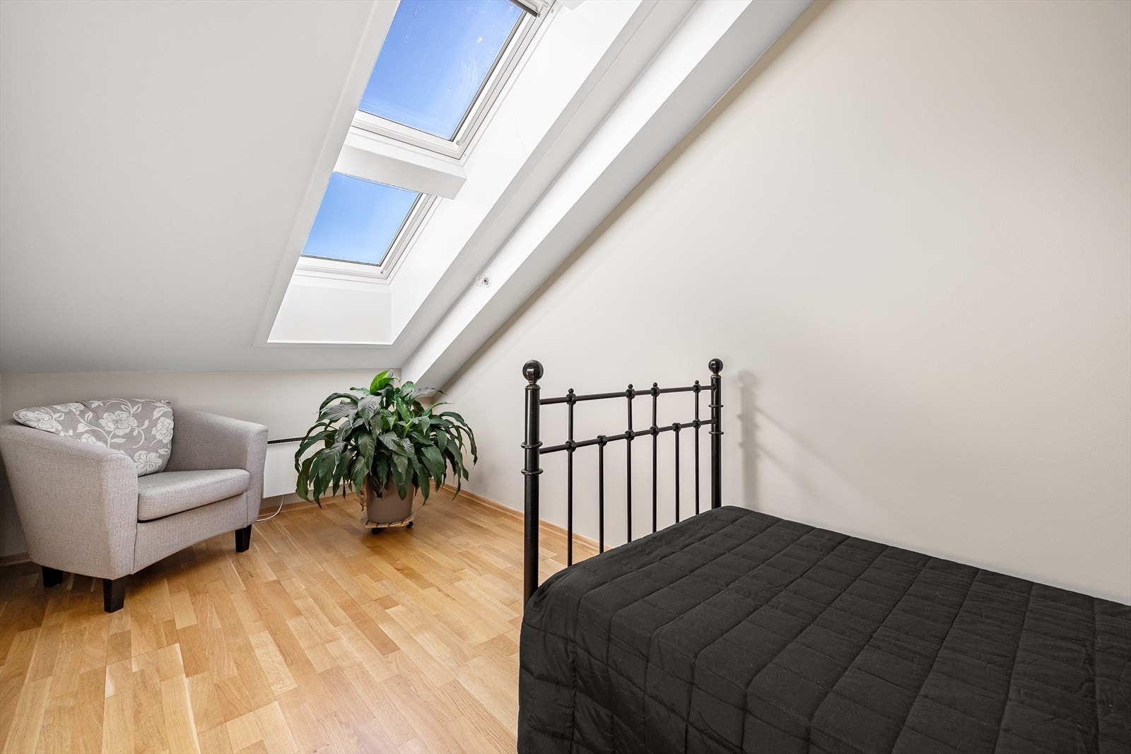 Her er det plass til seng, skrivepult og skap/kommode. Galleribilde