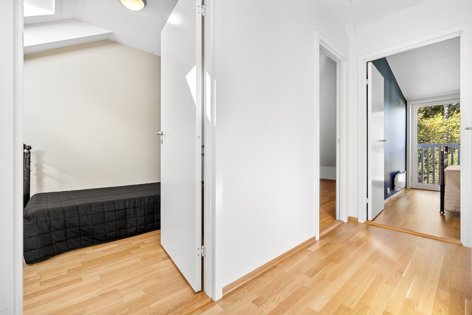 Fra gangen er det god tilknytning til begge soverommene, badet og boden/kontoret. Galleribilde