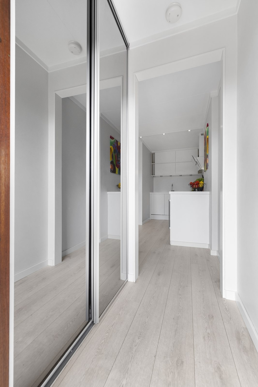 Lys entré. Stor skyvedørsgarderobe med god plass til oppheng av tøy og oppbevaring av sko Galleribilde