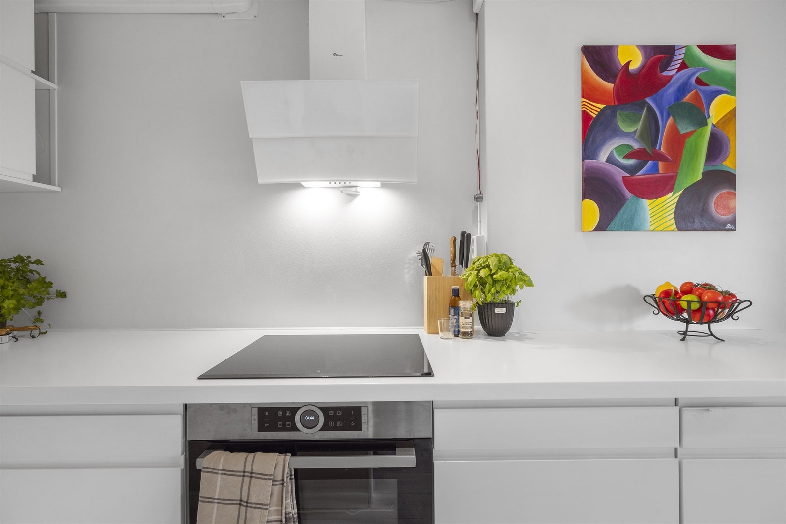 Kjøkkeninnredningen består av underlimt oppvaskkum med armatur, benkeskapsbelysning under overskap og integrert stikkontakt i benkeplate. Lekkasjestopper under oppvaskkum. Komfyrvakt Galleribilde