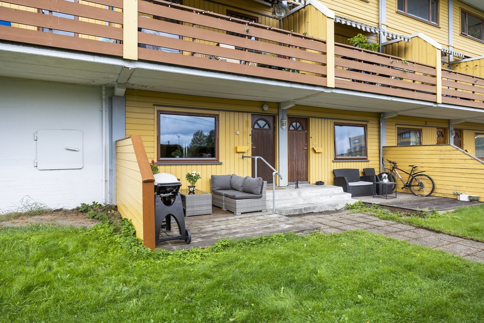 Markterrasse på 9 m². Plass til blant annet utemøbler. Adkomst til flott og stort felles grøntområde som er omkranset med hekk Galleribilde