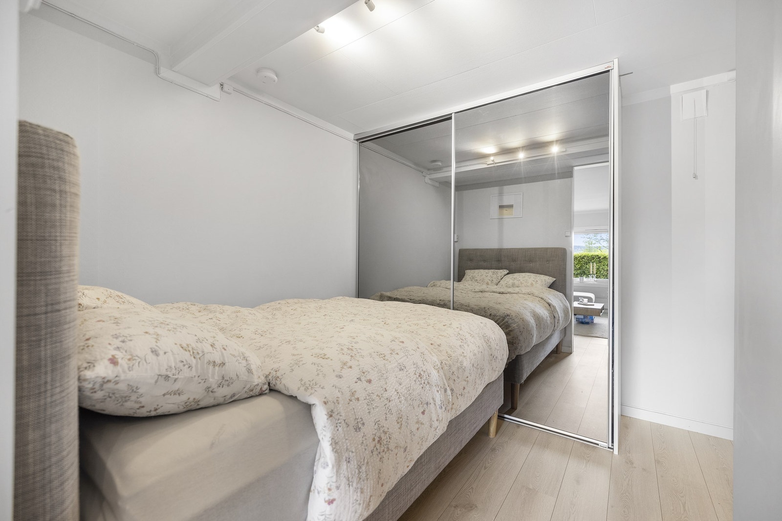 Praktisk og skjermet alkove. Plass til dobbeltseng. Stor skyvedørsgarderobe med plass til klær m.m. Galleribilde