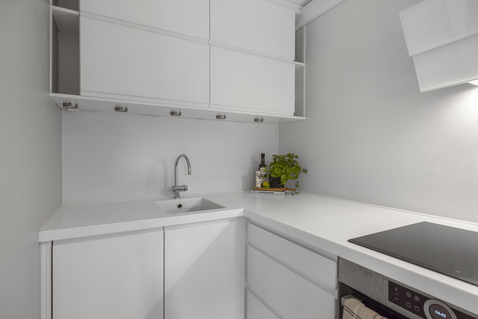 Integrerte hvitevarer som kjøleskap, oppvaskmaskin, vinskap, stekeovn og nedfelt platetopp Galleribilde