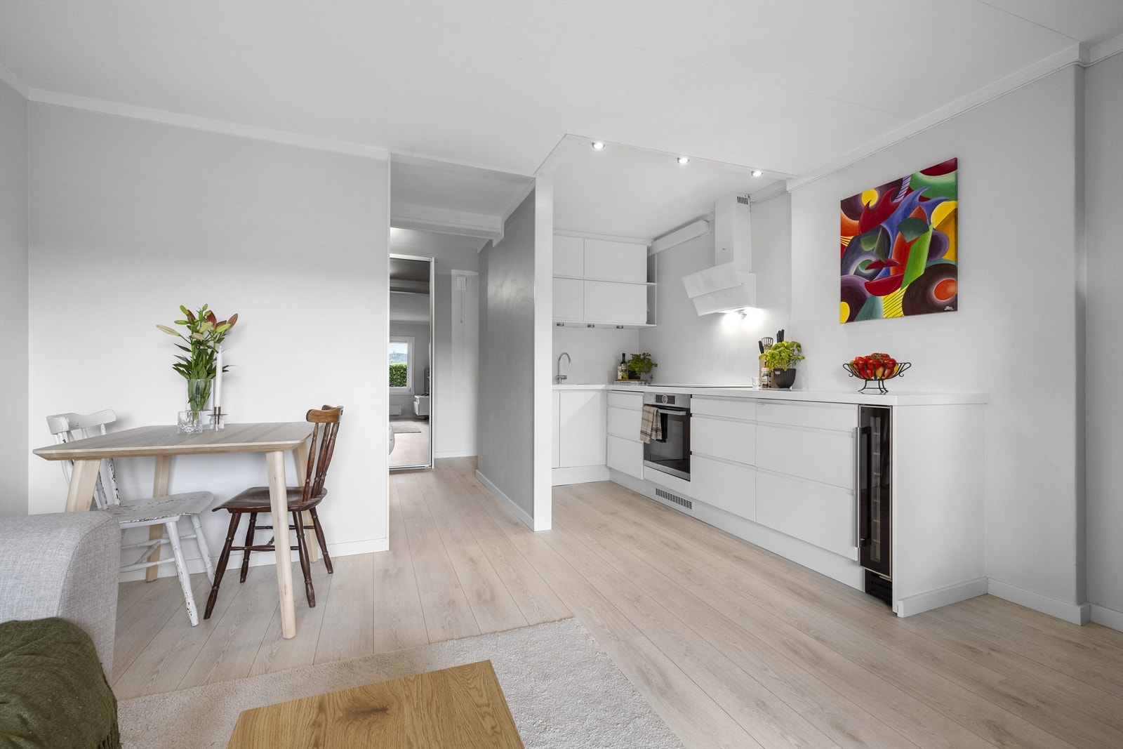 Åpen kjøkkenløsning mot stue. Lekker Epoq kjøkkeninnredning fra 2017 med glatte fronter og benkeplater av laminat Galleribilde